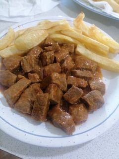 Una foto de Ternera en salsa con patatas