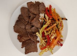 Foto di Controfiletto in salsa di soia, con verdure julienne (DeyngshimGui, Geotjjeoli)