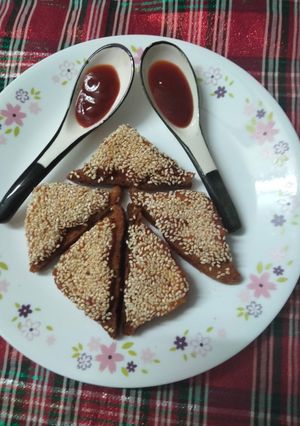 A picture of Cheese Sesame Triangles.