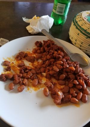 Una foto de Frijoles con longaniza
