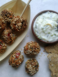 Una foto de Albóndigas de Carne de Soya con Yogurt de Pepino