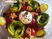 Una foto de ensalada burrata