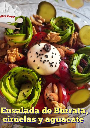 Una foto de Ensalada de Burrata con ciruelas y aguacate 🥑