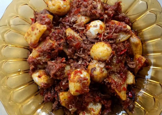 Cara Membuat Sambal kornet sapi campur kentang dan telur puyuh yang Lezat