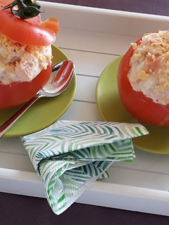 Una foto de Tomates rellenos fríos