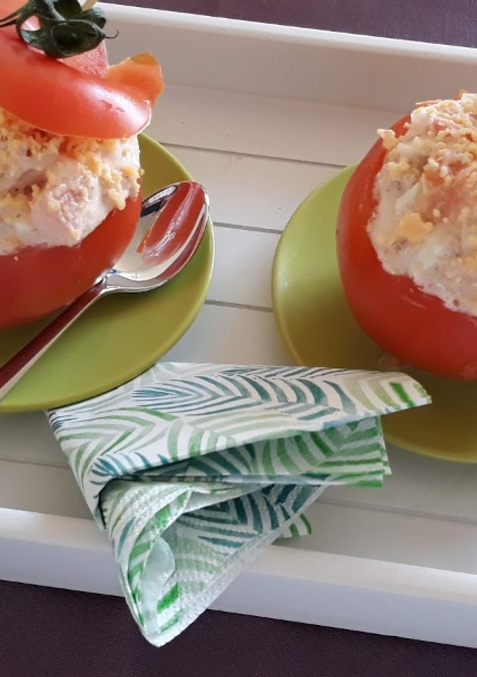 Una foto de Tomates rellenos fríos