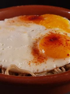Una foto de Revuelto de gulas, piñones y huevo