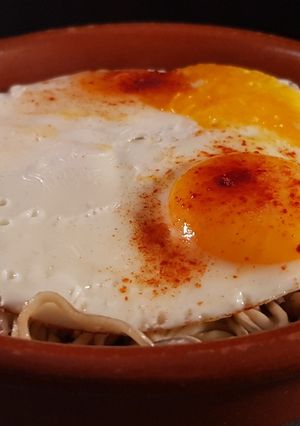 Una foto de Revuelto de gulas, piñones y huevo