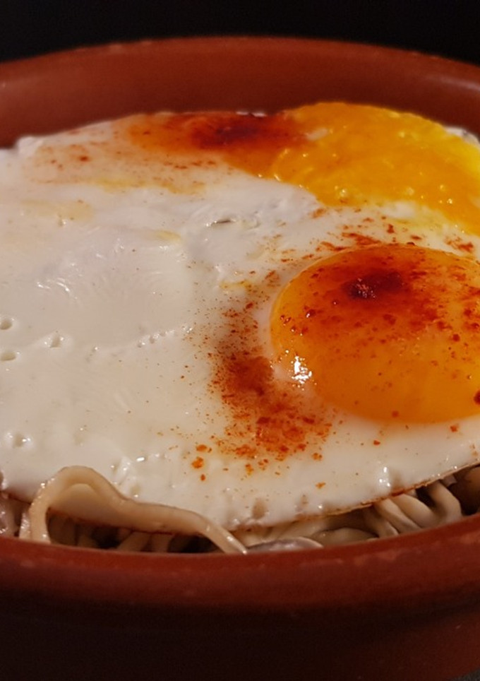 Una foto de Revuelto de gulas, piñones y huevo