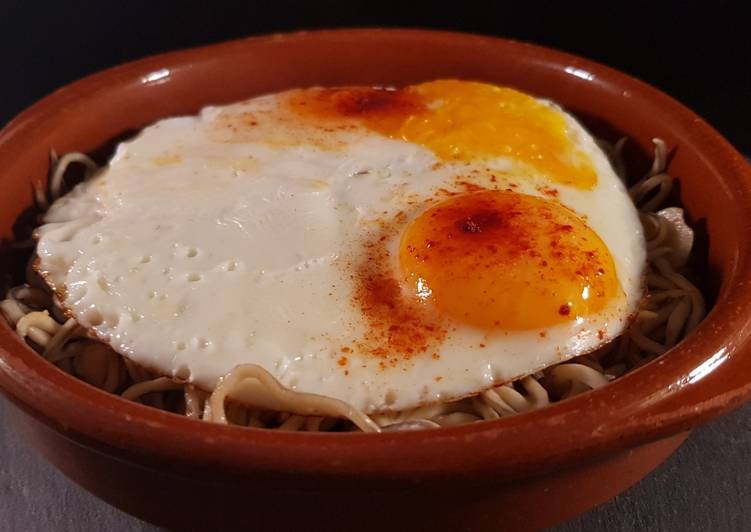Revuelto de gulas, piñones y huevo