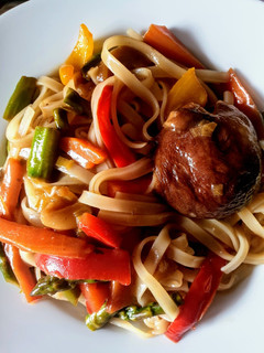 Una foto de Salteado de 9 verduras con noodles de arroz y salsa soja