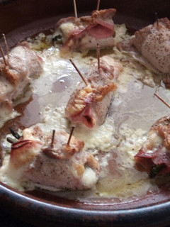 Una foto de Rollito de lomo relleno de York, queso y espárragos