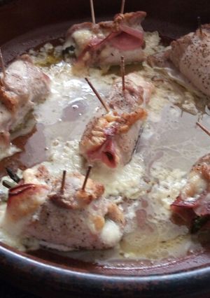 Una foto de Rollito de lomo relleno de York, queso y espárragos