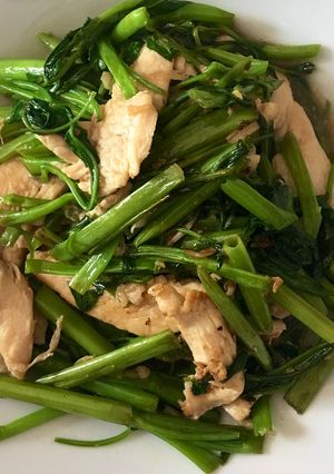 รูปของ ผักบุ้งใส่อกไก่ ทานแล้วไม่อ้วนนะค่ะ คนที่คิดจะลดความอ้วน เมนูเนี้ยก็ ok เลยค่ะ