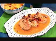 Una foto de chuleta de cerdo con nata