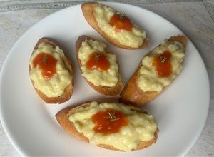 Una foto de Torradeta de brandada de bacallà amb melmelada de tomàquet 🍅🐟🌱🧄