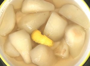 Una foto de Compota de peras sin azúcar con cascarita de limón 🍋