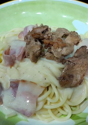Hình của món Mì Ý sốt kem với thịt xông khói và bò xào.