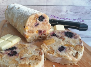Foto di Salame di cioccolato estivo con frutta fresca