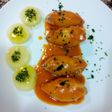 Calamares rellenos de marisco en salsa de gambas