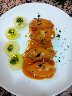 Una foto de Calamares rellenos de marisco en salsa de gambas
