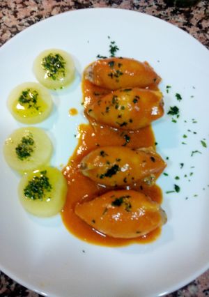 Foto principal de Calamares rellenos de marisco en salsa de gambas