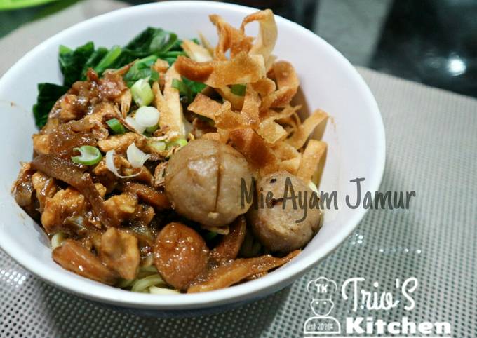 Mie Ayam Jamur (Chicken and Oyster Mushroom Noodle)