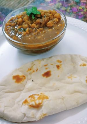 A picture of Punjabi chholle with naan.