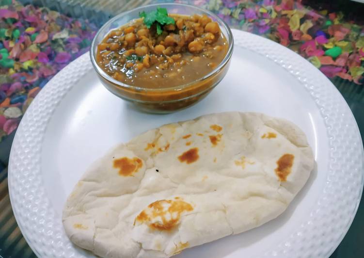 Punjabi chholle with naan