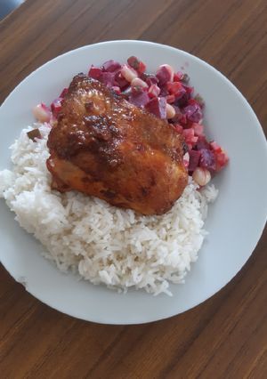 Una foto de Ensalada rusa con pollo al horno😋