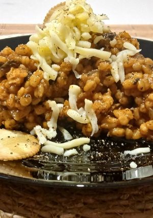 Una foto de Risotto de Trigo Mote con Fondo de Carne, Tomate Frito y Setas