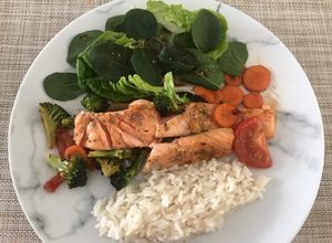 Una foto de Salmón al horno con verduras