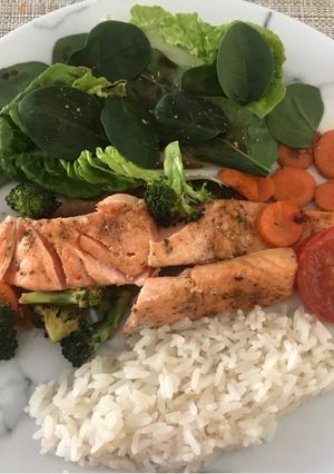 Una foto de Salmón al horno con verduras