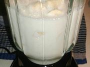 Una foto de leche con plátano