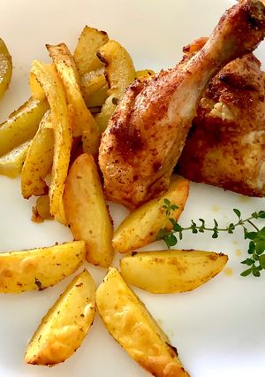 Zdjęcie przepisu Kawałki kurczaka pieczone na cukinii i ziemniakach.