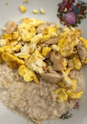 Foto resep Oat dengan Telur Orak-arik dan Dada Ayam Potong Dadu