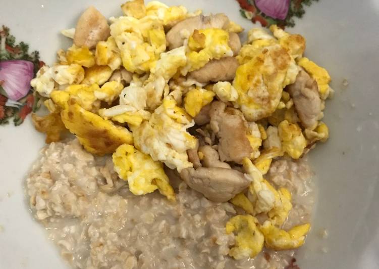 Resep Oat dengan Telur Orak-arik dan Dada Ayam Potong Dadu Anti Gagal