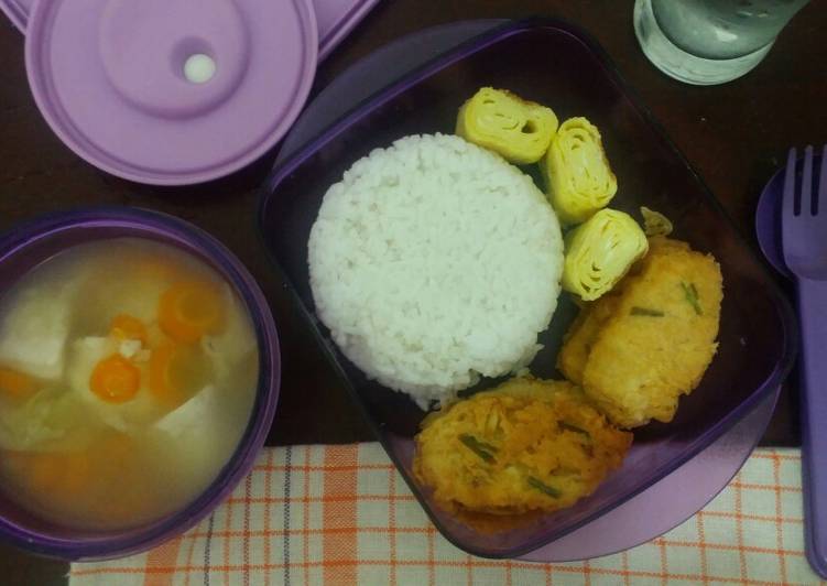 LUNCH BOX : Sop baso ikan, tempe tepung dan telur gulung