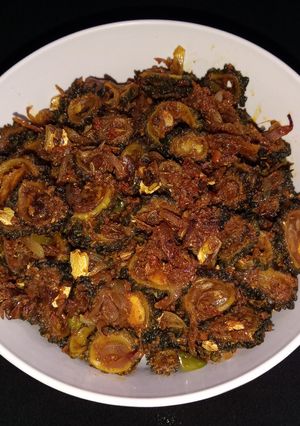 करेले प्याज़ टमाटर (Karela Pyaz Tamatar recipe in Hindi) रेसिपी मुख्य फोटो