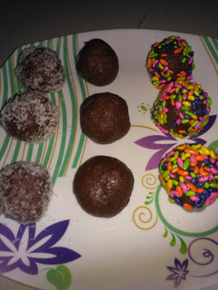 चॉकलेट लड्डू (Chocolate ladoo recipe in hindi) रेसिपी मुख्य फोटो