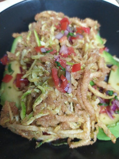 Una foto de Pico de gallo con aguacate y spaghetti de calabacín enharinado