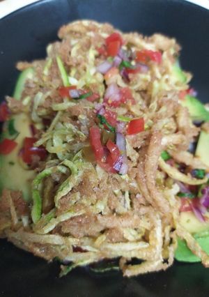 Una foto de Pico de gallo con aguacate y spaghetti de calabacín enharinado