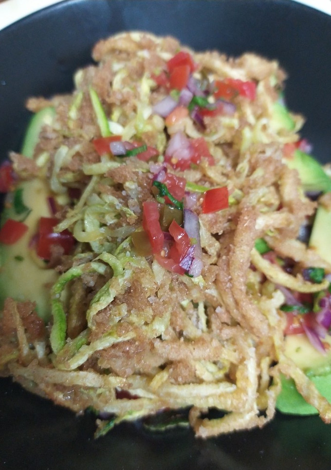 Una foto de Pico de gallo con aguacate y spaghetti de calabacín enharinado