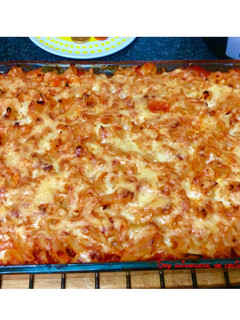 Una foto de Macarrones con bacon, huevo duro y tomate casero