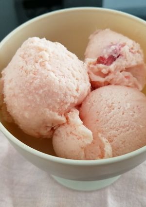 Una foto de Helado casero de frutillas DELI 🍓🤤👌🤤(O de cualquier fruta)