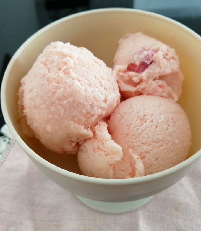 Una foto de Helado casero de frutillas DELI 🍓🤤👌🤤(O de cualquier fruta)
