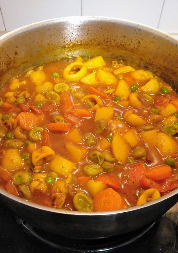 Una foto de Calamares con patatas y verduras