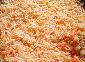 Una foto de Arroz con chile morrón y zanahoria 🥕
