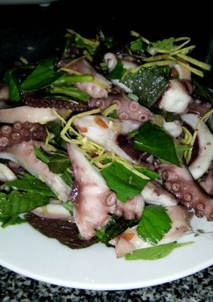 Hình của món Bạch tuộc trộn rau thơm.