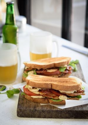 Una foto de Tostado de campo con pollo y bacon